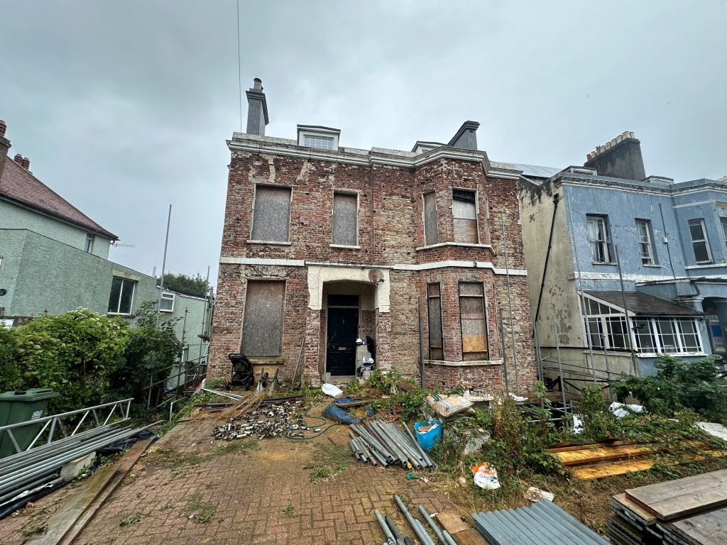 Lot: 144 - DETACHED BUILDING IN NEED OF REPAIR AND REFURBISHMENT WITH APPROVED PLANNING - External of Detached Property from Front